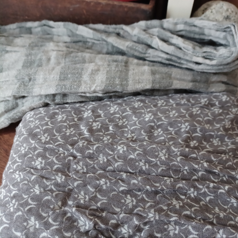 Two greyscarf